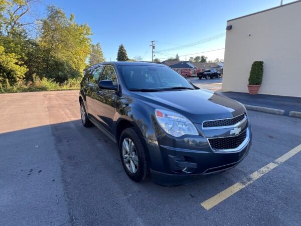 2013 Chevy Equinox LS (super clean)