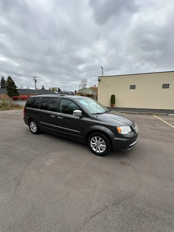 2016 Chrysler Town & Country Limited - Image 4