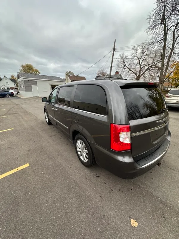 2016 Chrysler Town & Country Limited - Image 6